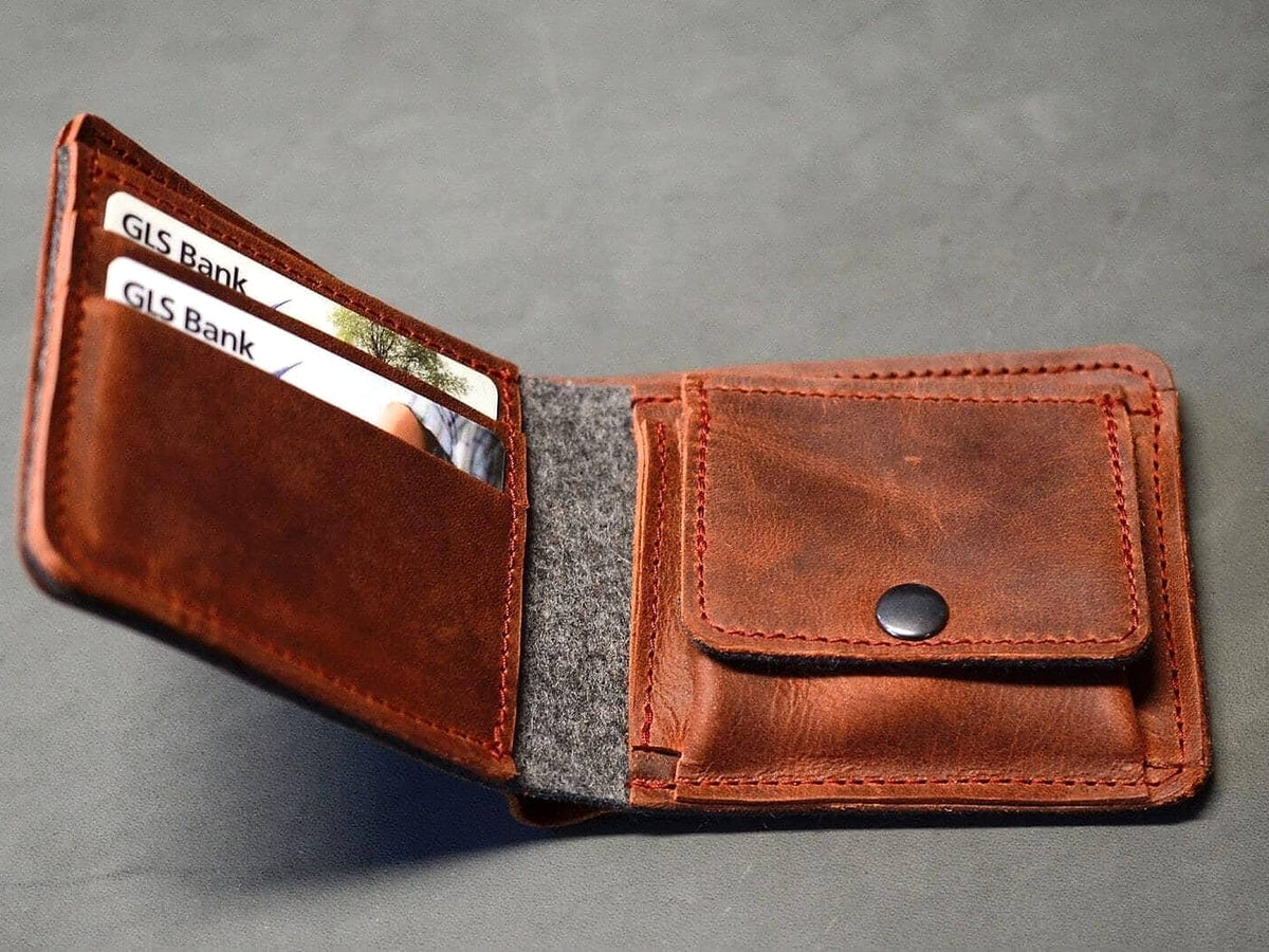 portefeuille en cuir véritable brun sur fond gris