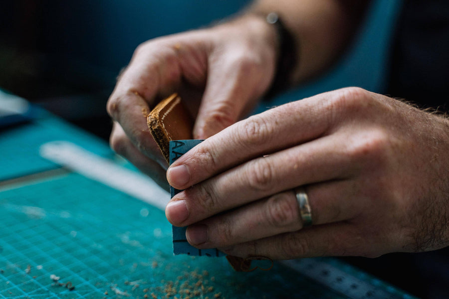 Avec quoi est fabriqué un porte-cartes: matériaux, usages et propriétés