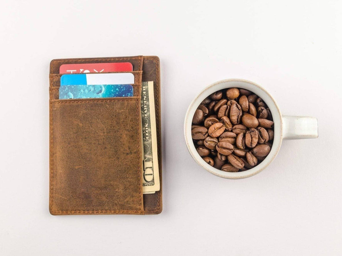 porte-cartes cuir brun avec grain de café dans la tasse