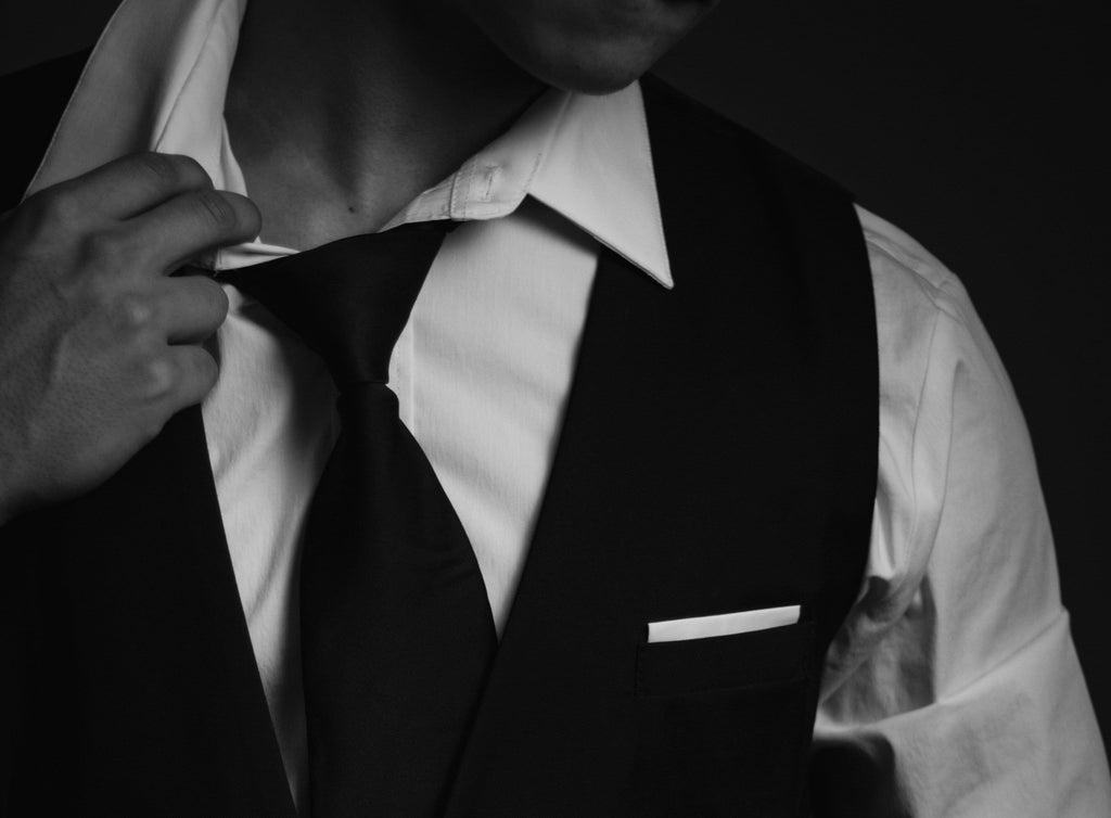 Style masculin: comment le porte-cartes affirme une allure moderne